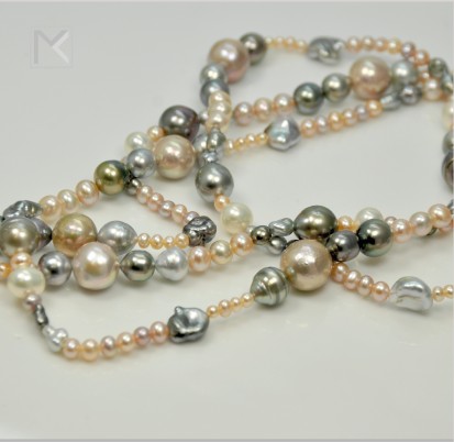 Perlenketten mit unregelmaessigen Perlen Goldschmiede Klaudia Magyar Aachen